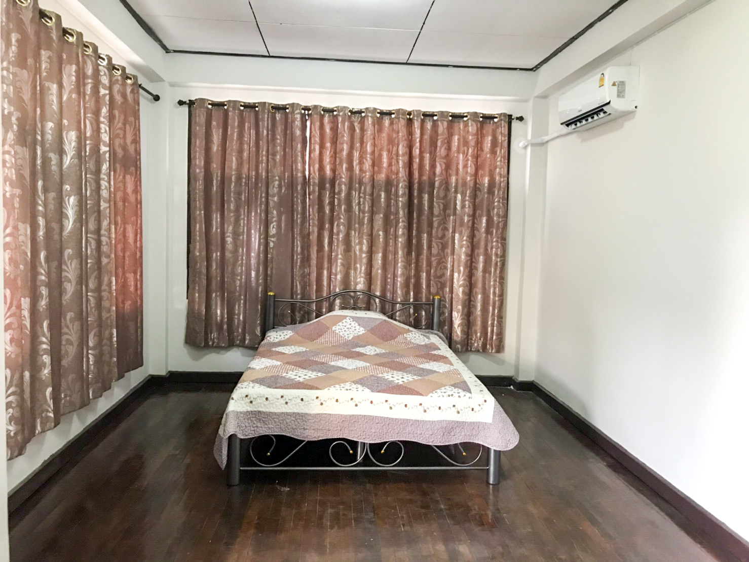 ห้องพักหน้าโรงเรียนจักรคำ