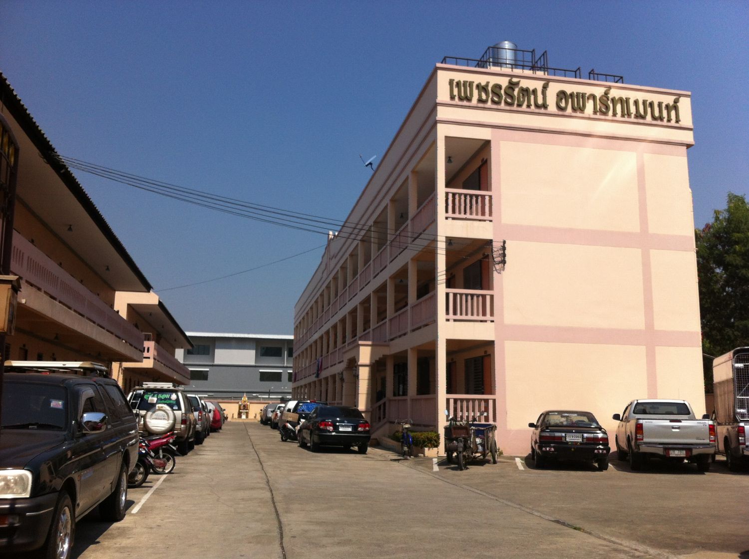 เพชรรัตน์ อพาร์ทเมนท์ (พระราม 2 ซอย 20)