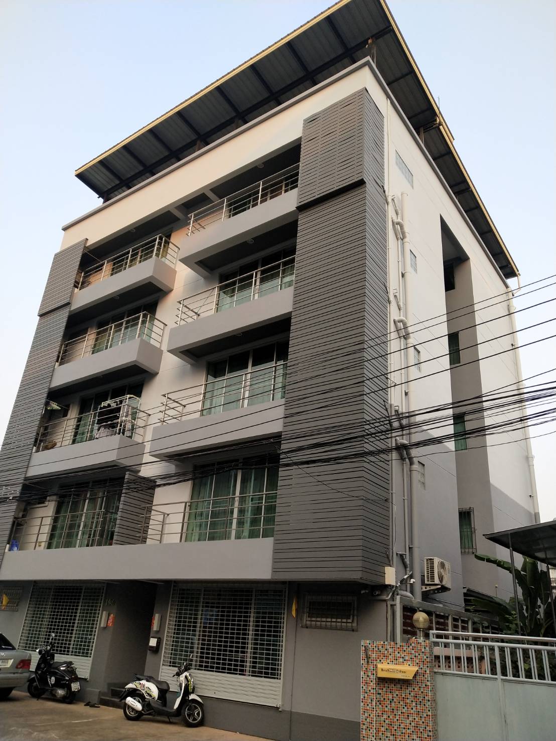 196 อพาร์ทเมนท์