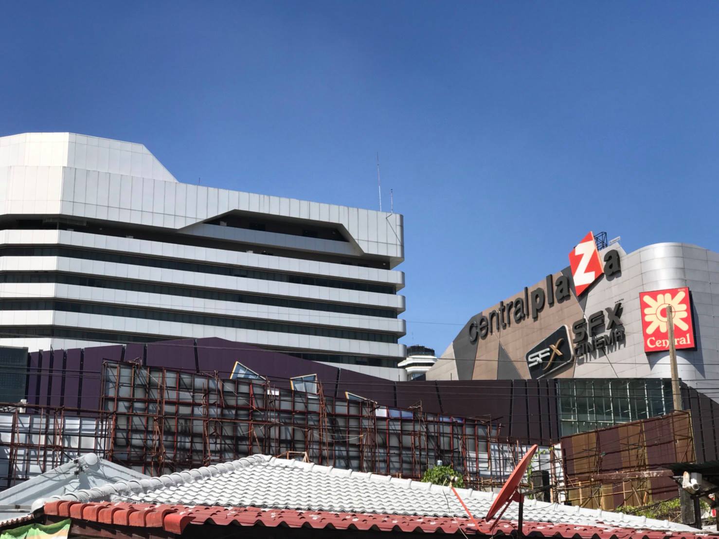 บ้านปัณณรุจน์ อยู่ตรงข้ามเซ็นทรัลลาดพร้าว
