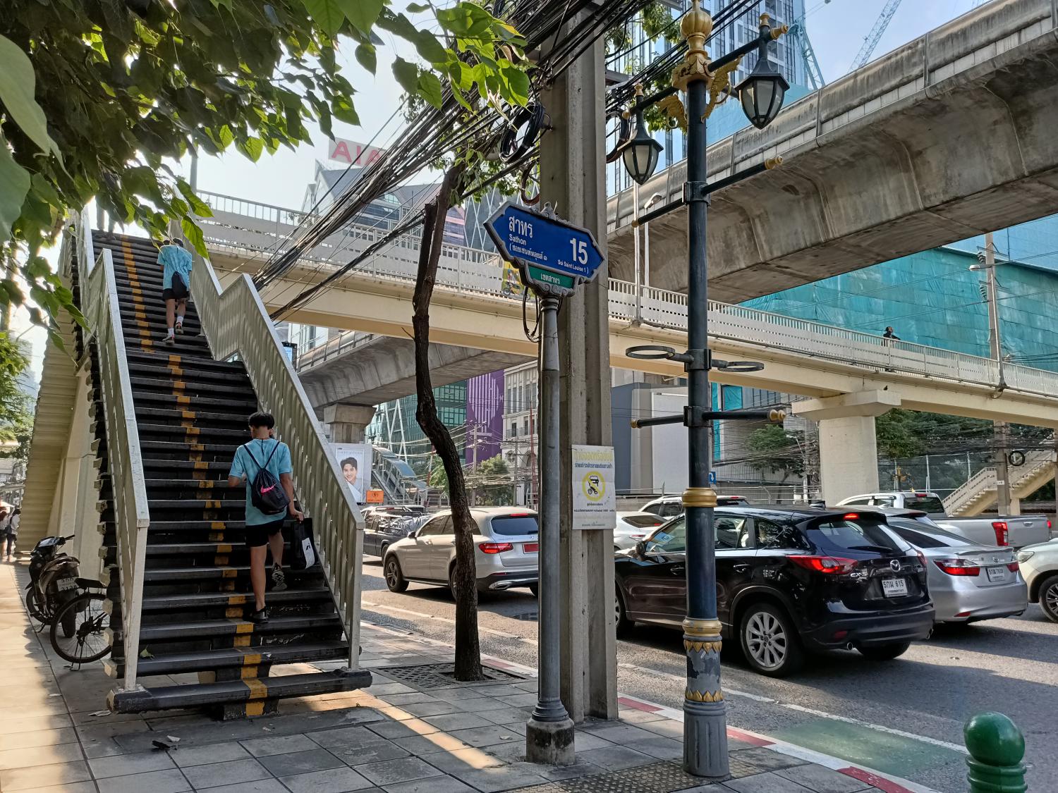 สาทร 15 แยก 2  BTS สุรศักดิ์