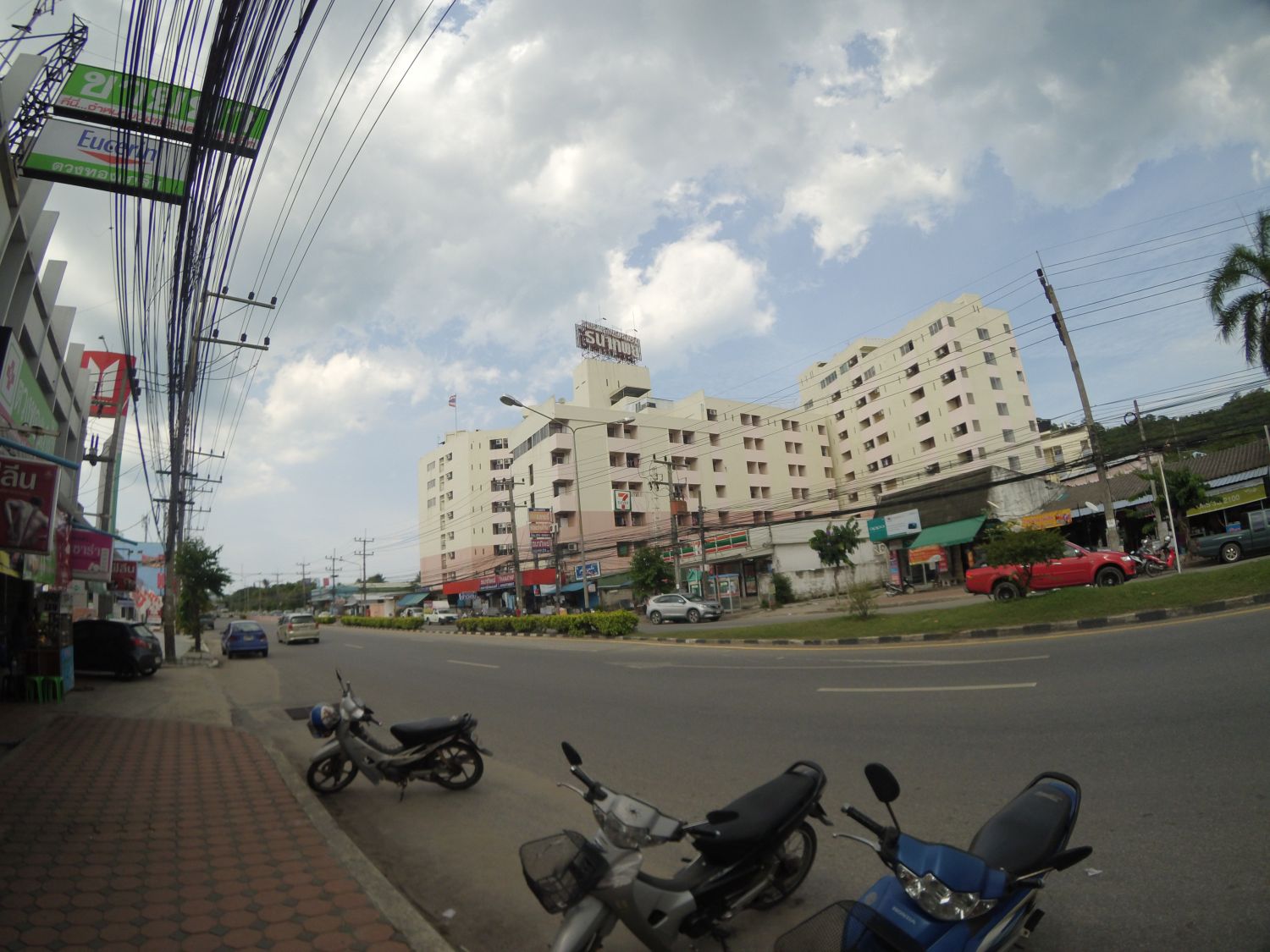 ธนาทิพย์ อพาร์ทเม้นท์ (ติดถนนใหญ่)