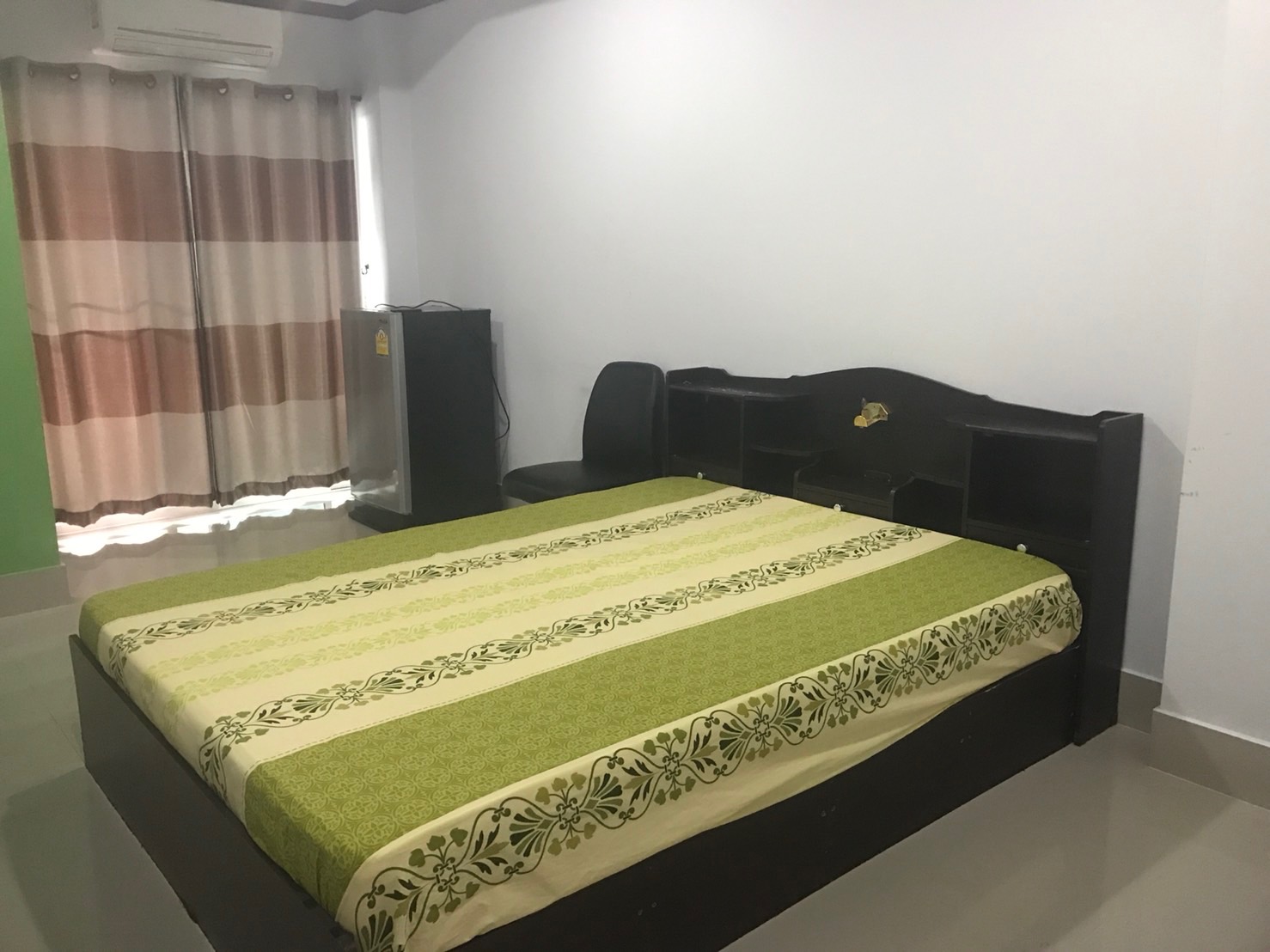 the room place